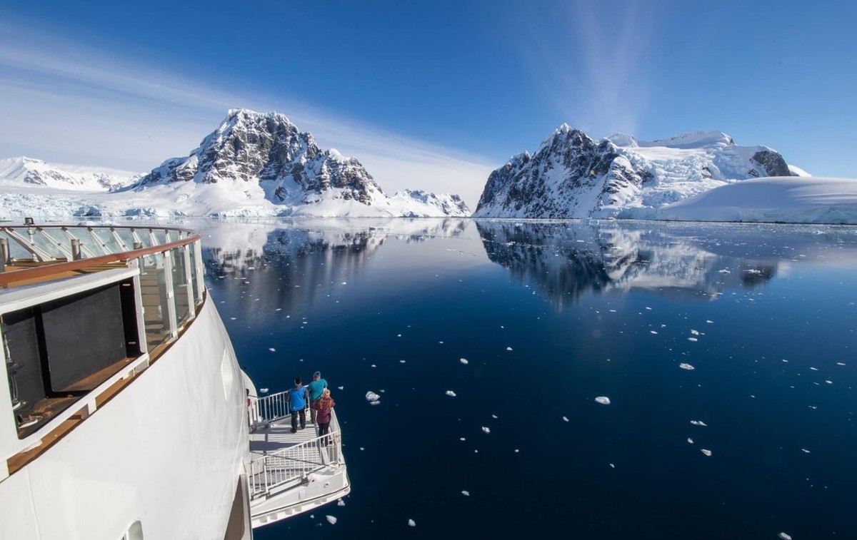 Feture image for Across the Antarctic Circle - Fly and Sail Expedition